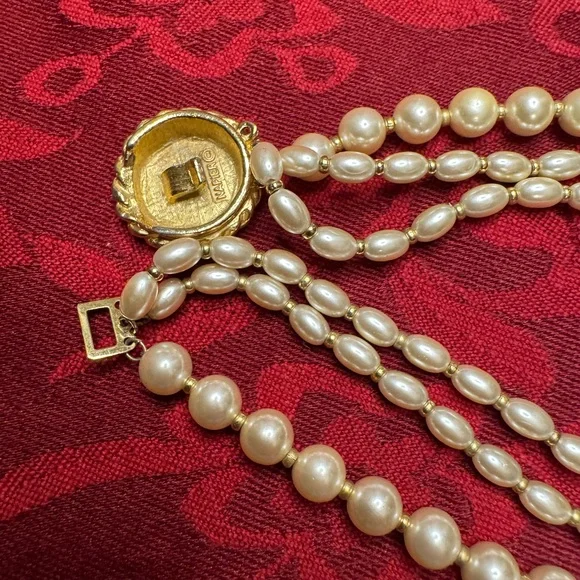 Elegant Pearl Necklace with Gold Accents - Picture 5 of 6